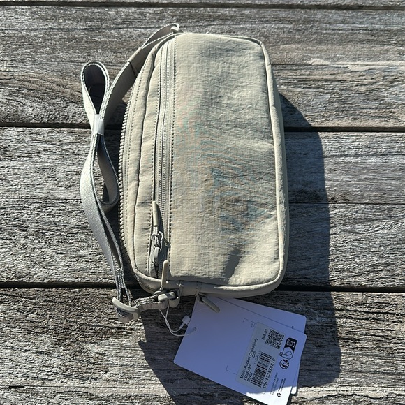 Lululemon Multi-Pocket Crossbody Bag 2.5L Raw Linen NWT - Picture 3 of 8